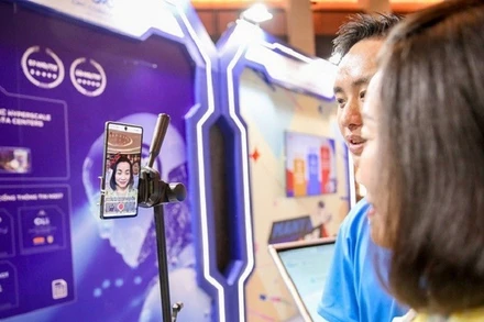 Trải nghiệm tính năng sản phẩm C-Health.