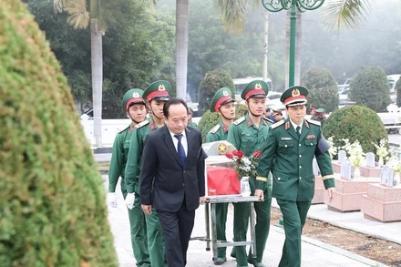 Các đồng chí lãnh đạo tỉnh Điện Biên, Quân khu 2 cùng cán bộ, chiến sĩ, nhân dân các dân tộc Điện Biên di chuyển hài cốt các liệt sĩ về Nghĩa trang liệt sĩ Tông Khao.