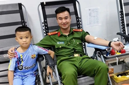 Đồng chí Lê Đức Long và bệnh nhân nhi.