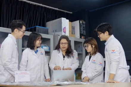 Phó Giáo sư, Tiến sĩ Trương Thị Ngọc Liên cùng nhóm nghiên cứu tại VKIST.