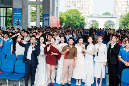 Nhạc sĩ Nguyễn Văn Chung và MC Nguyên Khang cùng hàng nghìn sinh viên tham gia hiến máu trong ngày Chủ Nhật Đỏ.