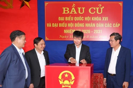 Các đồng chí lãnh đạo tỉnh Ninh Bình kiểm tra công tác chuẩn bị bầu cử tại cơ sở.