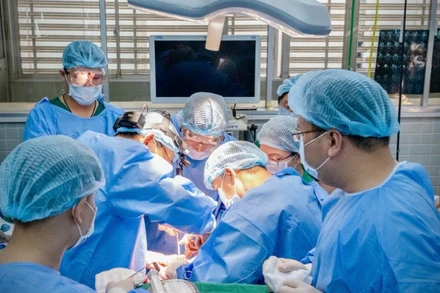 Ca mổ huy động nhiều ê-kíp tham gia. (Ảnh: Bệnh viện cung cấp)