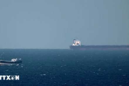 Tàu chở dầu hướng về eo biển Hormuz. (Ảnh: AFP/TTXVN) 