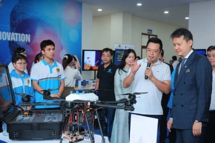 Trong khuôn khổ chuyến thăm và làm việc tại Việt Nam từ 25-26/9/2025, ông Daren Tang, Tổng Giám đốc Tổ chức Sở hữu trí tuệ thế giới (WIPO) tham quan các mô hình công nghệ của sinh viên Học viện Bưu chính viễn thông. 