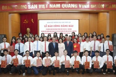 Lãnh đạo Trường đại học Thủy lợi chụp hình lưu niệm cùng 43 đảng viên thuộc 11 chi bộ.
