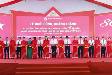 Các đại biểu thực hiện nghi thức khánh thành công trình Trạm biến áp 500kV Vĩnh Yên và đường dây đấu nối.