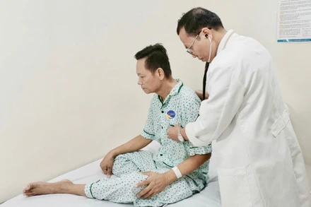 Bác sĩ thăm khám cho bệnh nhân 56 tuổi bị nhồi máu cơ tim.