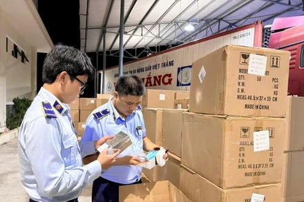 Cán bộ quản lý thị trường tỉnh Phú Yên cũ (nay là tỉnh Đắk Lắk) kiểm tra hàng hóa tạm giữ tại kho.