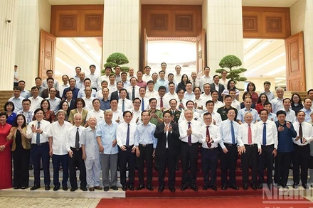 Thủ tướng Chính phủ Phạm Minh Chính và lãnh đạo, nguyên lãnh đạo các cơ quan thông tấn báo chí, các nhà báo lão thành tham dự buổi gặp mặt Thường trực Chính phủ với lãnh đạo, nguyên lãnh đạo các cơ quan báo chí nhân kỷ niệm 100 năm Ngày Báo chí Cách mạng Việt Nam (21/6/1925-21/6/2025). (Ảnh: TRẦN HẢI) 