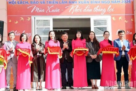 Đại biểu thực hiện nghi thức khai mạc Hội sách, báo và triển lãm ảnh Xuân Bính Ngọ năm 2026.