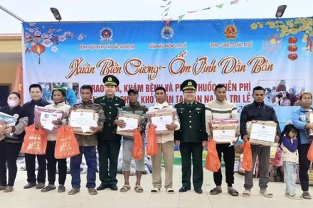 Đồn Biên phòng Tri Lễ phối hợp trao tặng quà cho đồng bào.