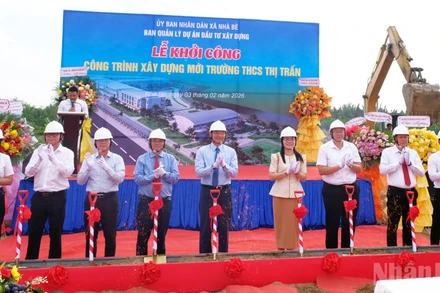 Các đại biểu thực hiện nghi thức khởi công dự án xây dựng Trường trung học cơ sở thị trấn Nhà Bè.