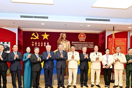 Tổng Bí thư Tô Lâm cùng các đại biểu dự Lễ kỷ niệm 65 năm Ngày truyền thống ngành kiểm sát nhân dân (26/7/1960-26/7/2025), đón nhận danh hiệu Anh hùng Lao động và Đại hội thi đua yêu nước ngành kiểm sát nhân dân lần thứ VII. (Ảnh: ĐĂNG KHOA)