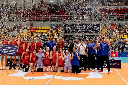 Niềm vui lần thứ ba liên tiếp vô địch AVC Nations Cup của đội tuyển bóng chuyền nữ Việt Nam. (Ảnh MINH MINH)