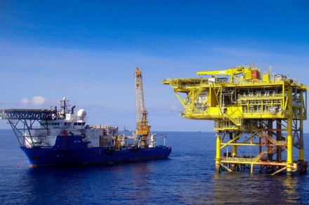 Khai thác dầu khí tại mỏ Tê Giác Trắng.