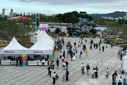 Với chủ đề “Sejong, ôm trọn ngôn ngữ Hàn”, lễ hội tiếng Hàn thành phố Sejong (Sejong Hangeul Festival) năm 2025 diễn ra tại công viên hồ Sejong. (Ảnh: ANH TUẤN)