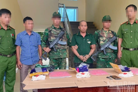 Đối tượng Nguyễn Ngọc Lân cùng tang vật 18 nghìn viên ma túy tổng hợp.