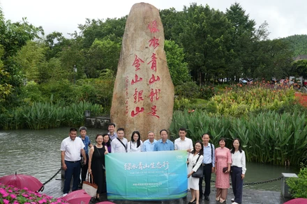 Đoàn chuyên gia tham quan thôn Dư, huyện An Cát. (Ảnh: Ban tổ chức cung cấp)