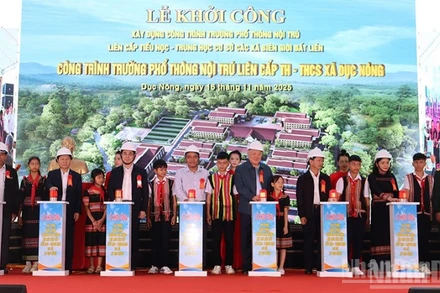 Phó Thủ tướng Thường trực Chính phủ Nguyễn Hòa Bình cùng lãnh đạo các bộ, ngành và tỉnh Quảng Ngãi thực hiện nghi thức khởi công.