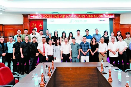 Các kiện tướng, đại kiện tướng cùng đại diện một số đơn vị liên quan dự lễ ra mắt ChessGPT.