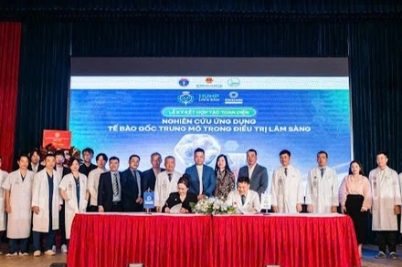 Đại diện hai đơn vị ký kết thỏa thuận hợp tác toàn diện.