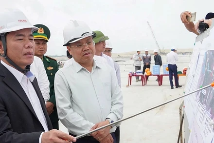 Ủy viên Trung ương Đảng, Bí thư Tỉnh ủy Quảng Trị Nguyễn Văn Phương và Phó Chủ tịch Ủy ban nhân dân tỉnh Lê Đức Tiến kiểm tra tiến độ thi công tại dự án Khu bến cảng Mỹ Thủy.