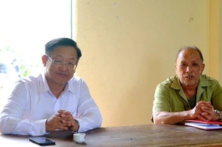 Đồng chí Giàng Seo Vần - Bí thư Đảng ủy xã Mường Khương (áo trắng) tiếp xúc cử tri.