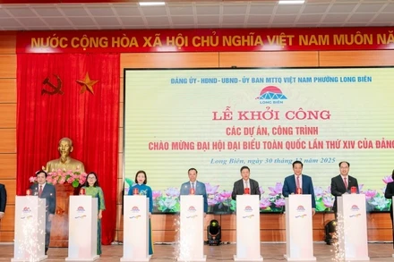Các đại biểu thực hiện nghi lễ khởi công.