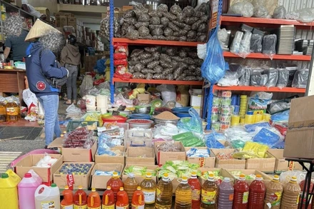 Dầu ăn giá rẻ được bày bán tràn lan tại các chợ đầu mối. (Ảnh: SĨ DŨNG) 