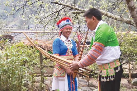 Người H,Mông tại bản Mùa Xuân gặp gỡ đầu năm mới.