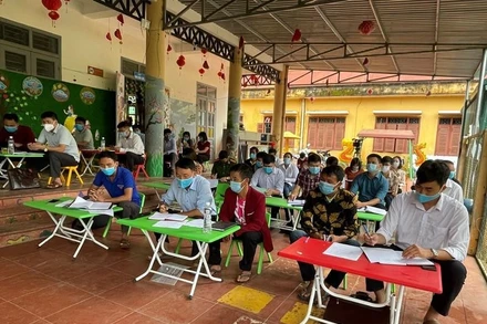 Đảng viên dự họp sinh hoạt chi bộ mẫu tại bản Huổi Hâu. 