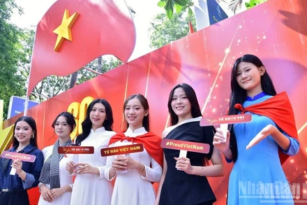 Hoa khôi Sinh viên Việt Nam năm 2024 Đặng Quỳnh Anh (thứ 3 từ trái sang) và một số gương mặt nữ sinh tiêu biểu tham gia check-in hưởng ứng Chiến dịch truyền thông "Tôi yêu Tổ quốc tôi".