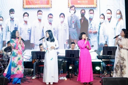 Một tiết mục biểu diễn trong đêm nhạc thiện nguyện "Blouse Trắng", ấm áp tình xuân.