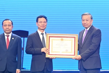 Tổng Bí thư Tô Lâm trao Huân chương Lao động hạng Nhất tặng Bộ Khoa học và Công nghệ. (Ảnh: ĐĂNG KHOA)