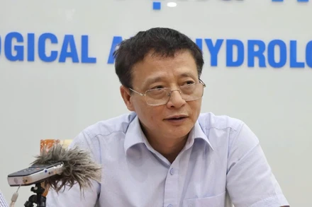 Ông Nguyễn Bá Thủy, Phó Giám đốc Trung tâm Dự báo khí tượng thủy văn quốc gia thông báo về sóng lớn nước dâng trong bão số 10.