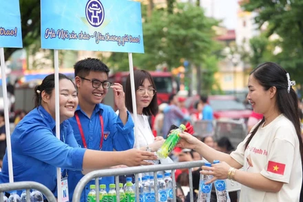 Thanh niên phường Hoàn Kiếm tặng quà người dân về Hà Nội xem diễu binh, diễu hành.