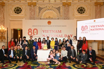 Toàn thể cán bộ, nhân viên Đại sứ quán Việt Nam tại Ukraine và gia đình tại buổi lễ. (Ảnh: Đại sứ quán Việt Nam tại Ukraine cung cấp)