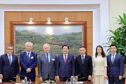 Hai bên chụp ảnh lưu niệm. (Ảnh: noichinh.vn)