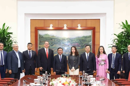 Thường trực Ban Bí thư Trần Cẩm Tú và ông Jesus Faria, Phó Chủ tịch phụ trách Tư tưởng và Đào tạo Đảng PSUV cùng các đại biểu. (Ảnh: TTXVN)