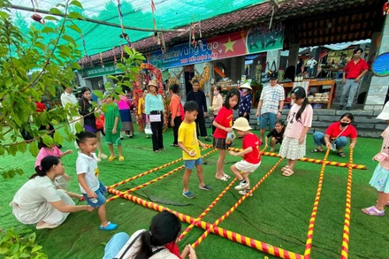 Người lớn và trẻ nhỏ háo hức trải nghiệm Phiên chợ vùng cao - Vui Tết Độc lập.