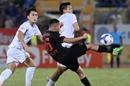 Đội Ninh Bình FC (áo đen) giành chiến thắng 2-1 trước đội Hà Nội FC. (Ảnh: TRẦN HẢI)