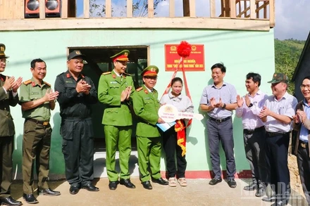 Nghi thức bàn giao nhà trong “Chiến dịch Quang Trung” cho hộ gia đình bà Đinh Thị Vôn, trú tại thôn Huy Măng, xã miền núi Sơn Tây.