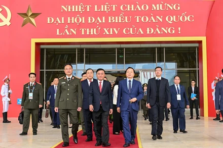 Thường trực Ban Bí thư Trần Cẩm Tú và các đại biểu kiểm tra tại Trung tâm Hội nghị quốc gia. (Ảnh: DUY LINH)