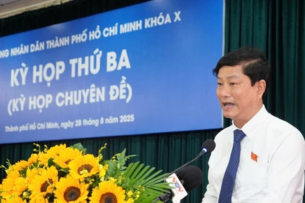 Hội đồng nhân dân Thành phố Hồ Chí Minh vừa xem xét, nhất trí thông qua 35 nghị quyết quan trọng, trong đó có nhiều chính sách hỗ trợ cho cán bộ, công chức, viên chức, người lao động và chính sách an sinh xã hội cho người dân.