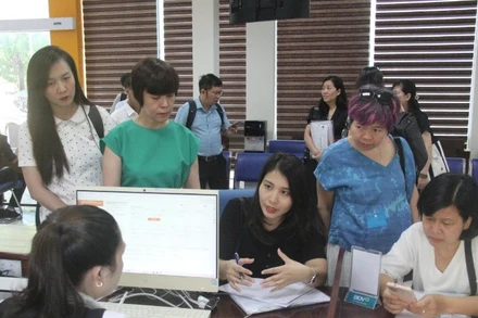 Cán bộ Trung tâm Phục vụ hành chính công tỉnh Gia Lai chia sẻ với đoàn công tác Bộ Khoa học và Công nghệ.