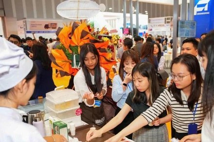 Khách hàng tham quan và dùng thử các sản phẩm thủy sản xuất khẩu tại Hội chợ Vietfish 2025. (Ảnh: THANH YẾN)