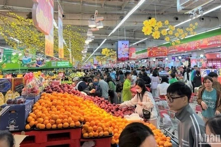 Người tiêu dùng mua sắm tại siêu thị GO!, Big C. (Ảnh: MINH TRANG) 