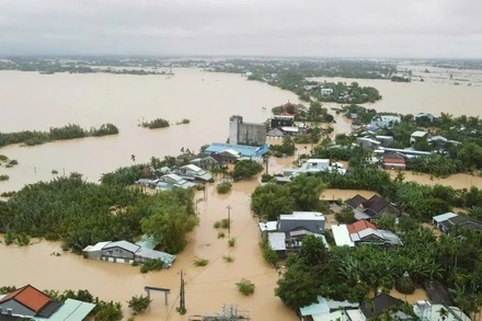 Khu vực miền trung vừa trải qua đợt mưa lũ đặc biệt lớn, gây thiệt hại nặng nề về người và tài sản, nhiều hộ dân bị cô lập. (Ảnh: VGP) 