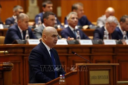 Thủ tướng Romania Ilie Bolojan phát biểu trước Quốc hội ở Bucharest ngày 23/6/2025. (Ảnh: THX/TTXVN) 